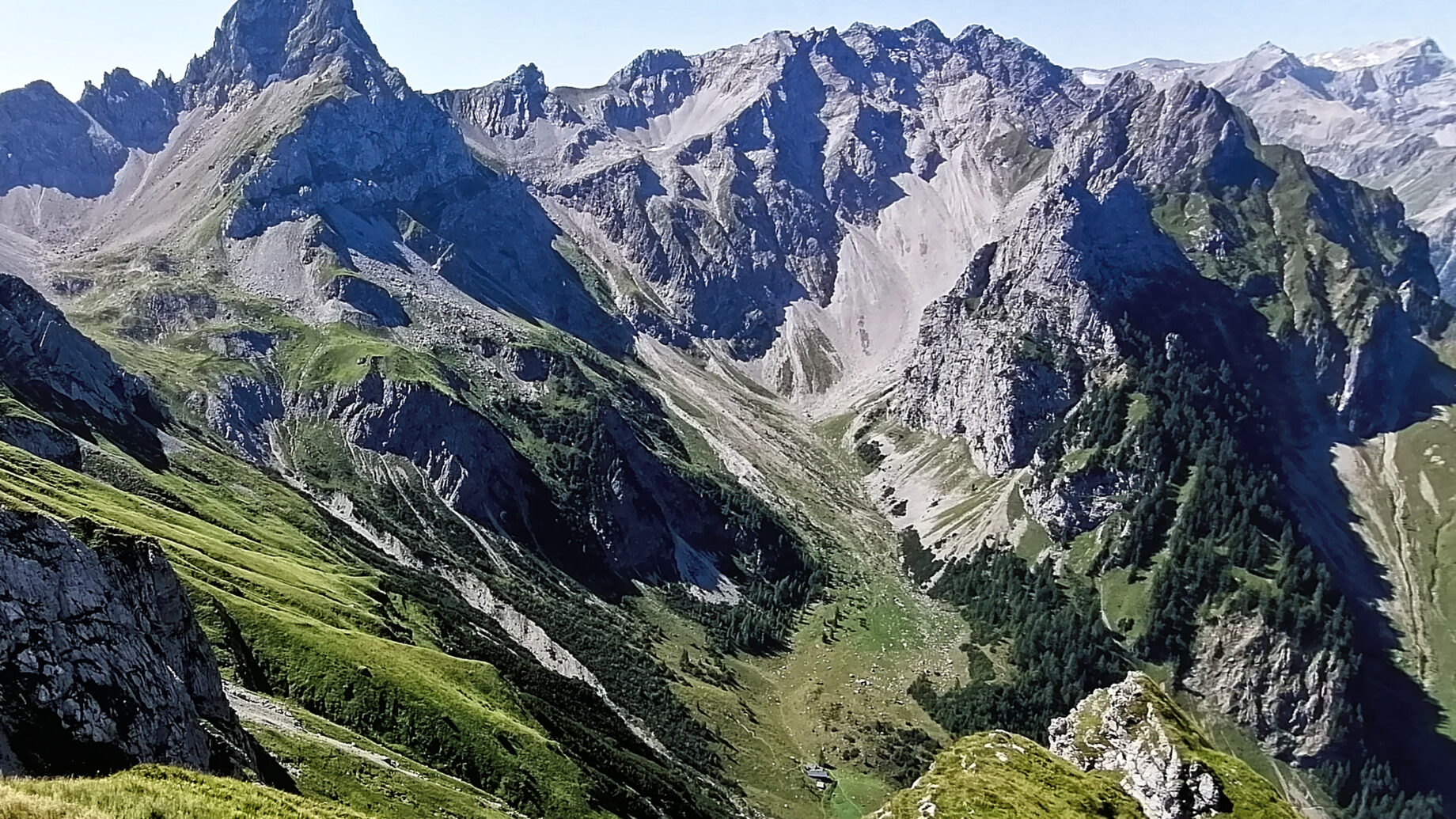 Am Zwölferjoch: Zimba mittig, unten im Bild Sarotlahütte, hinten Drei Türme und Schesaplana. Foto: Norman und Lisa