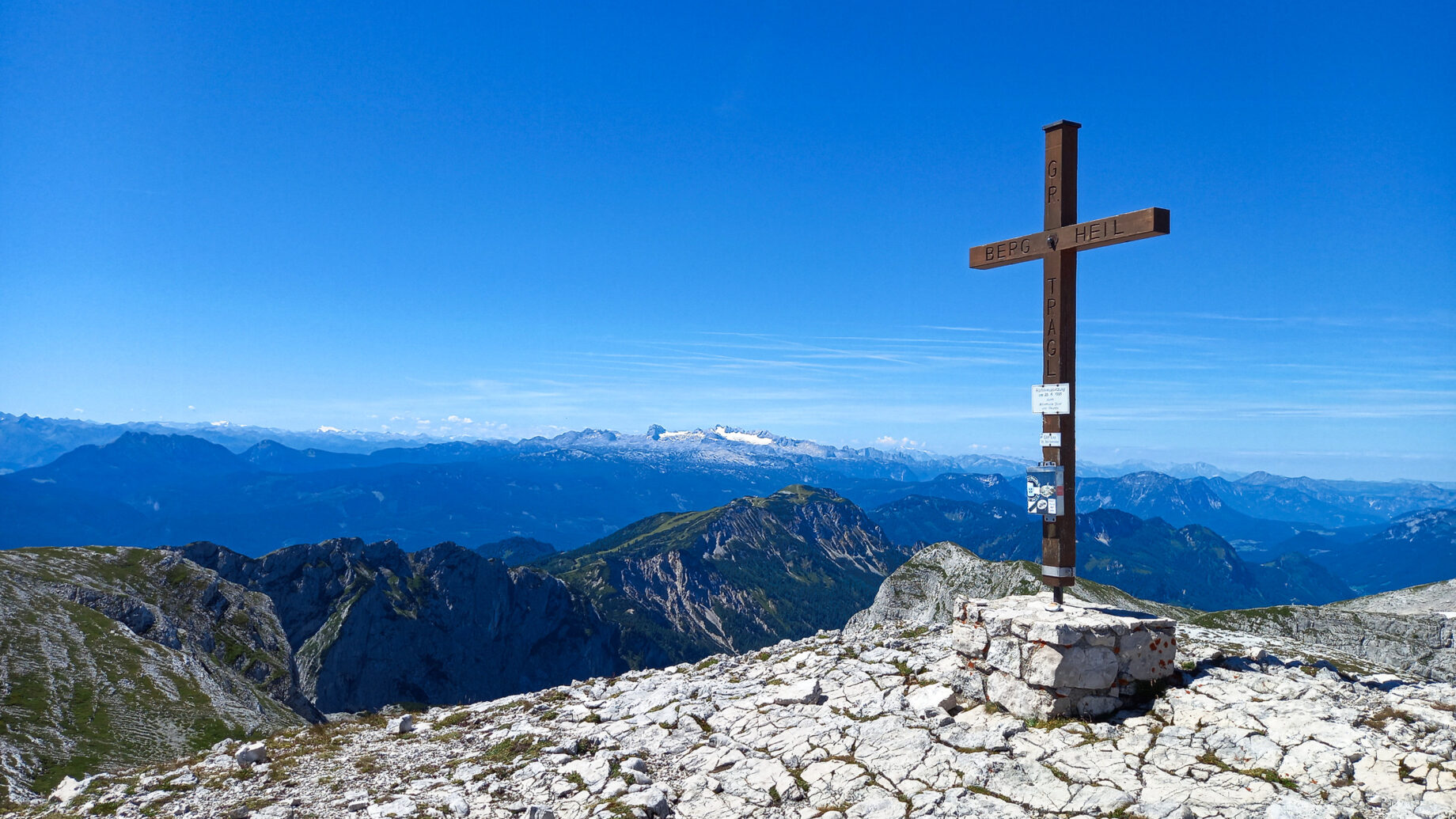 Großes Tragl mit Lawinenstein. Dahinter der Dachstein. Foto: Martina Friesenbichler