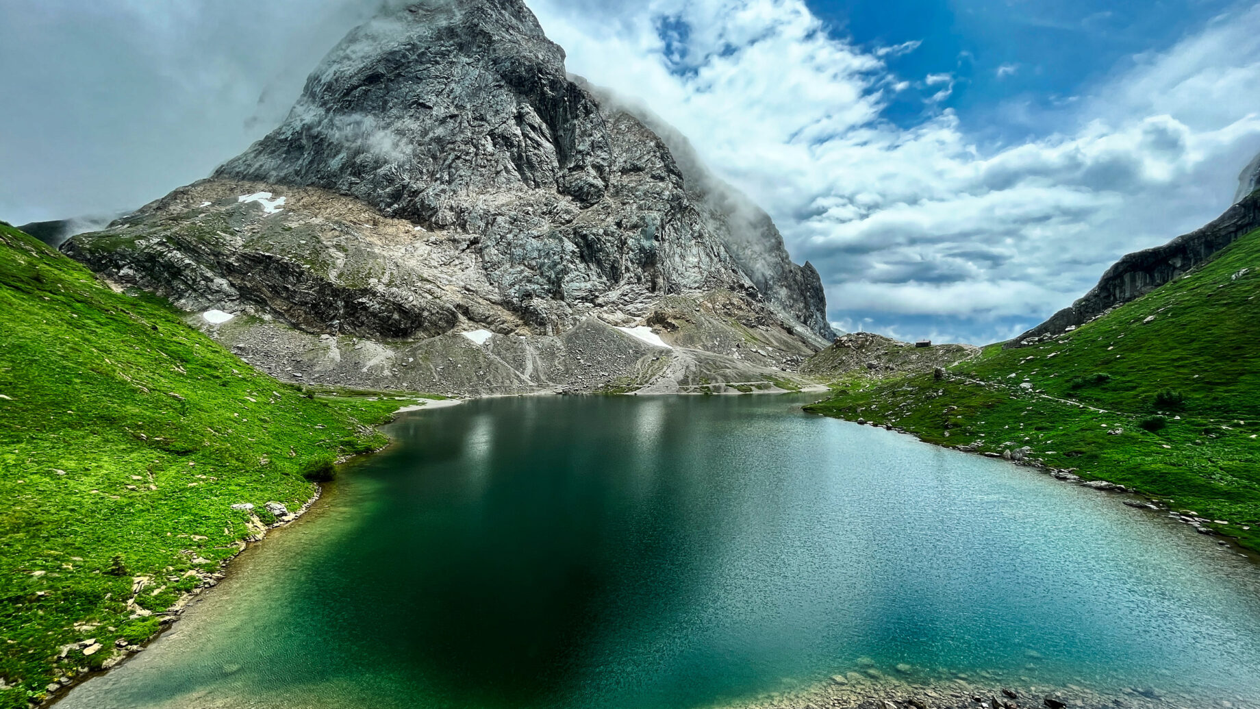 Blick von der Wolayerseehütte auf den kleinen See. Foto: Birgit Matzinger