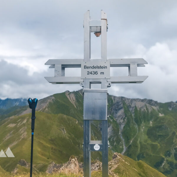 Das Gipfelkreuz mit einem “Schummelstock” mit Blick Richtung Osten. Foto: David Kurz