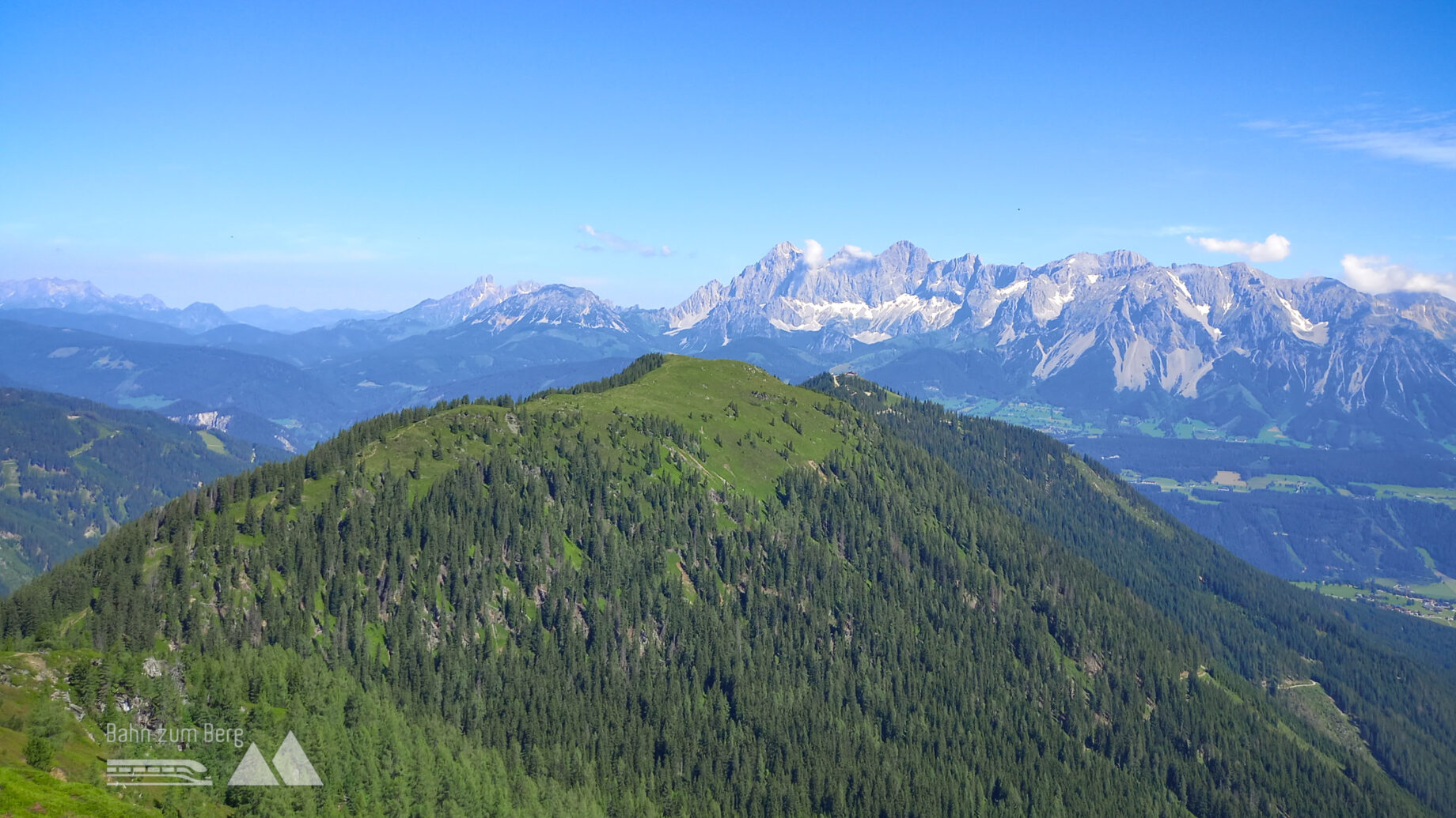 Dachstein. Im Vordergrund das Rossfeld. Foto: Martina Friesenbichler