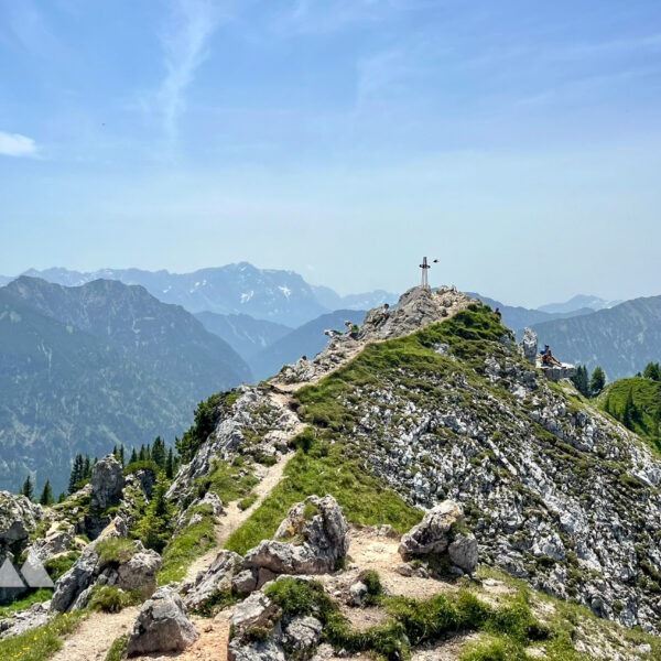 Geschafft: Blick von der Gipfelbrotzeit auf den Teufelstättkopf und das dahinterliegende Panorama. Foto: Fabian Lindner, POW DE