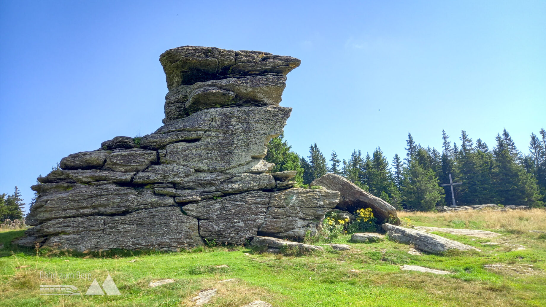 Teufelstein (1.498 Meter) mit Gipfelkreuz. Foto: Martina Friesenbichler