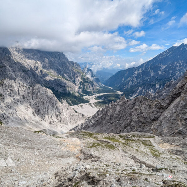 Der Rundumblick von der Wimbachscharte aus. Links blickt man in Richtung Lofer mit Hochkranz, mittig das Wimbachgries und rechts der Weg zum Seehorn. Fotos: Maresa Brandner